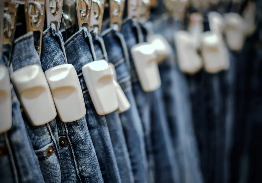 RFID IN FASHION AND GARMENT STORE MANAGEMENT